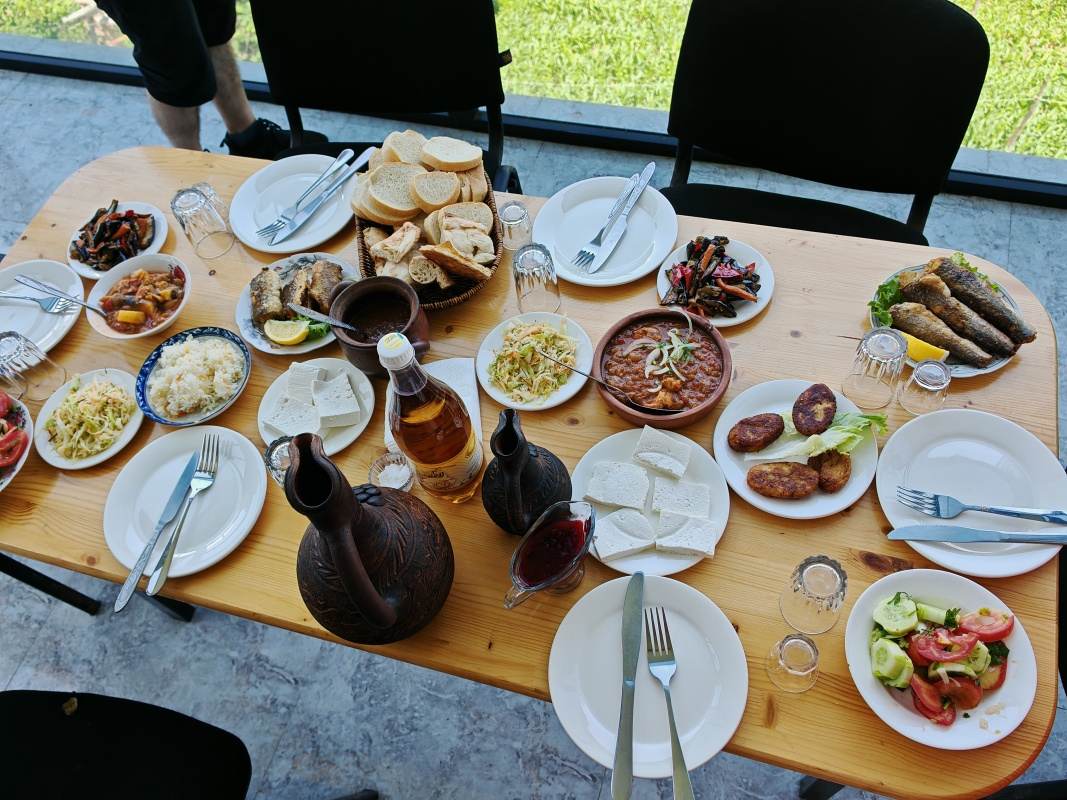 Gruzínka hostina začala