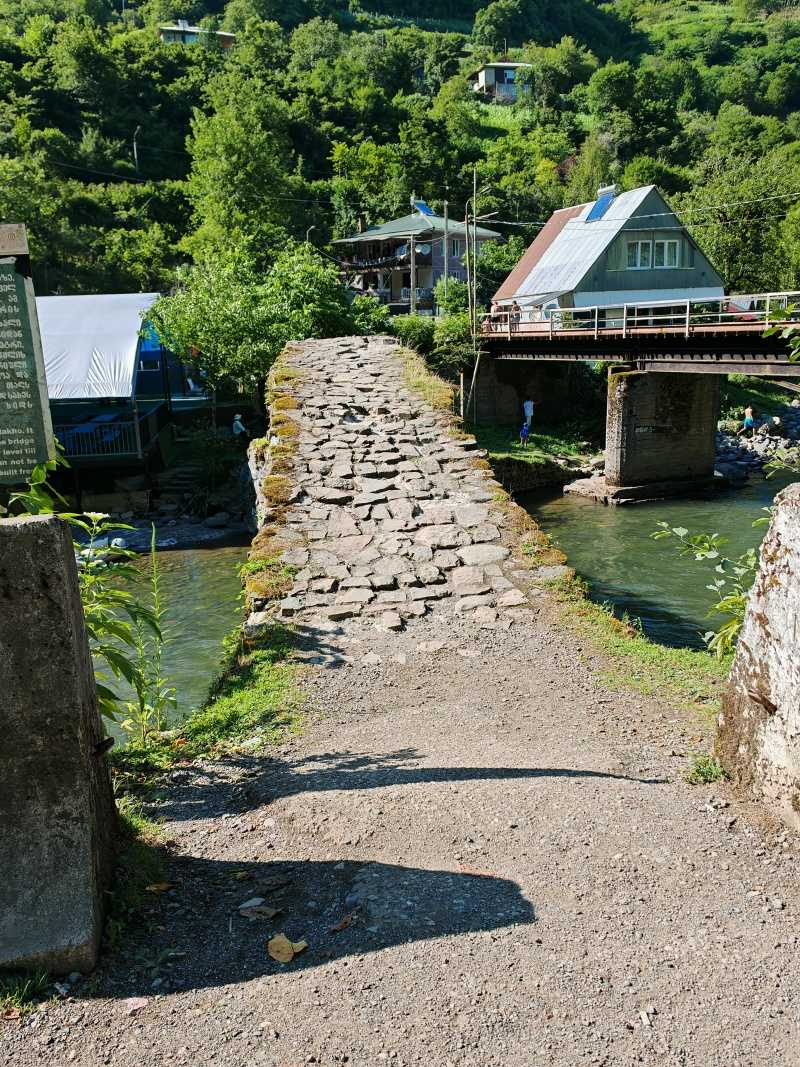 Ďalší kamenný most z auta :)