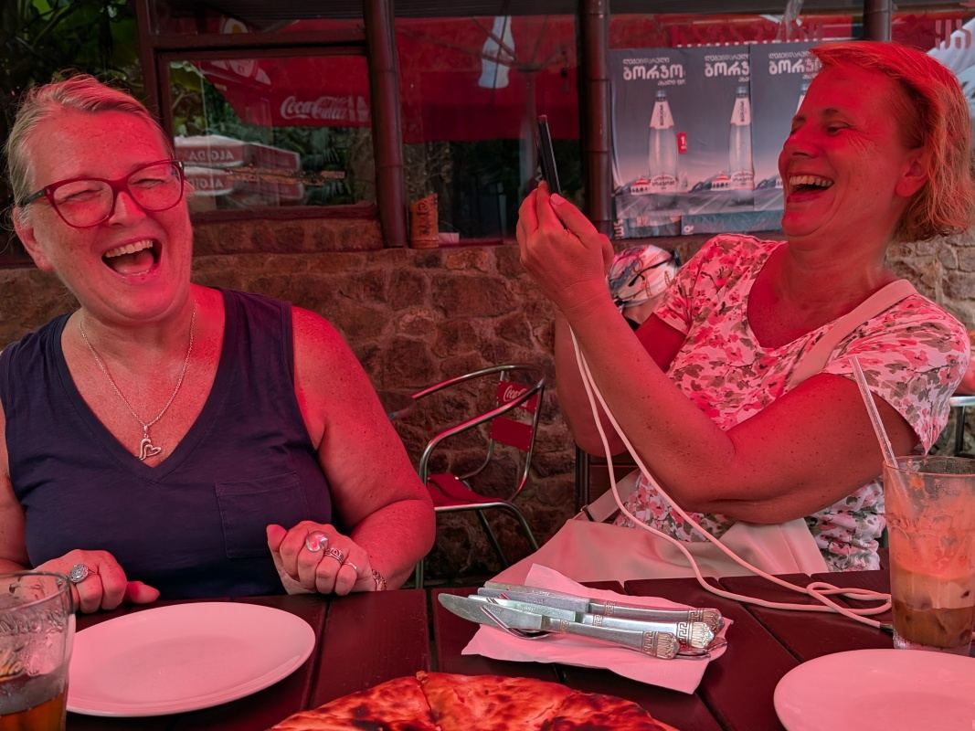 Je nám veselo, lebo Dáška chcela niečo malé zjesť ...