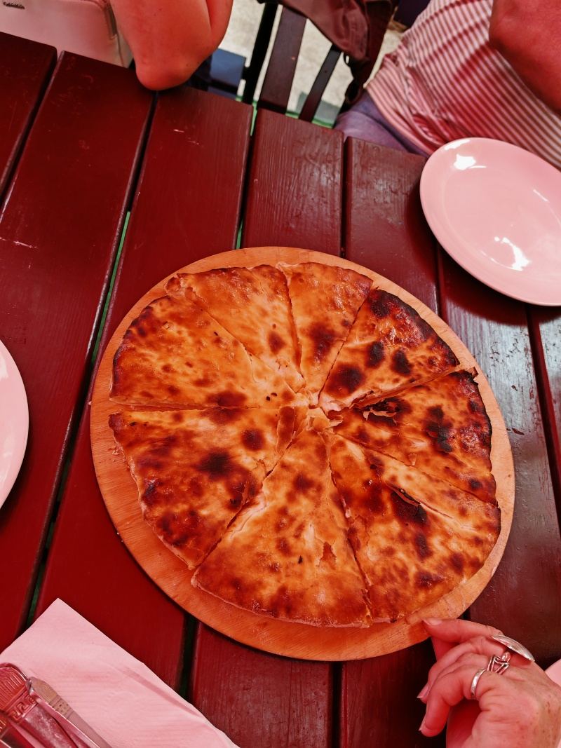  ... a doniesli jej takéto obrovské chačapuri :D