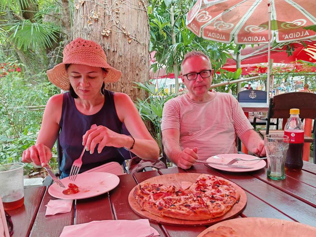 Oliver s Martinou majú tiež čo robiť s tou veľkou pizzou :)