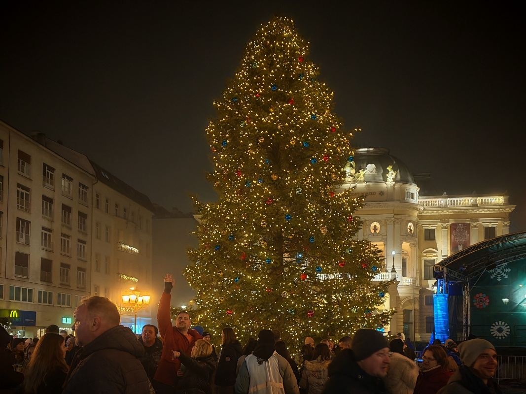Vianočné trhy - Hviezdoslavovo námestie