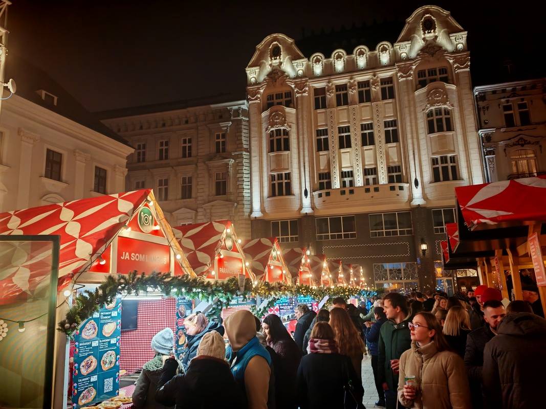 Vianočné trhy, Hlavné námestie, Palugyayov palác