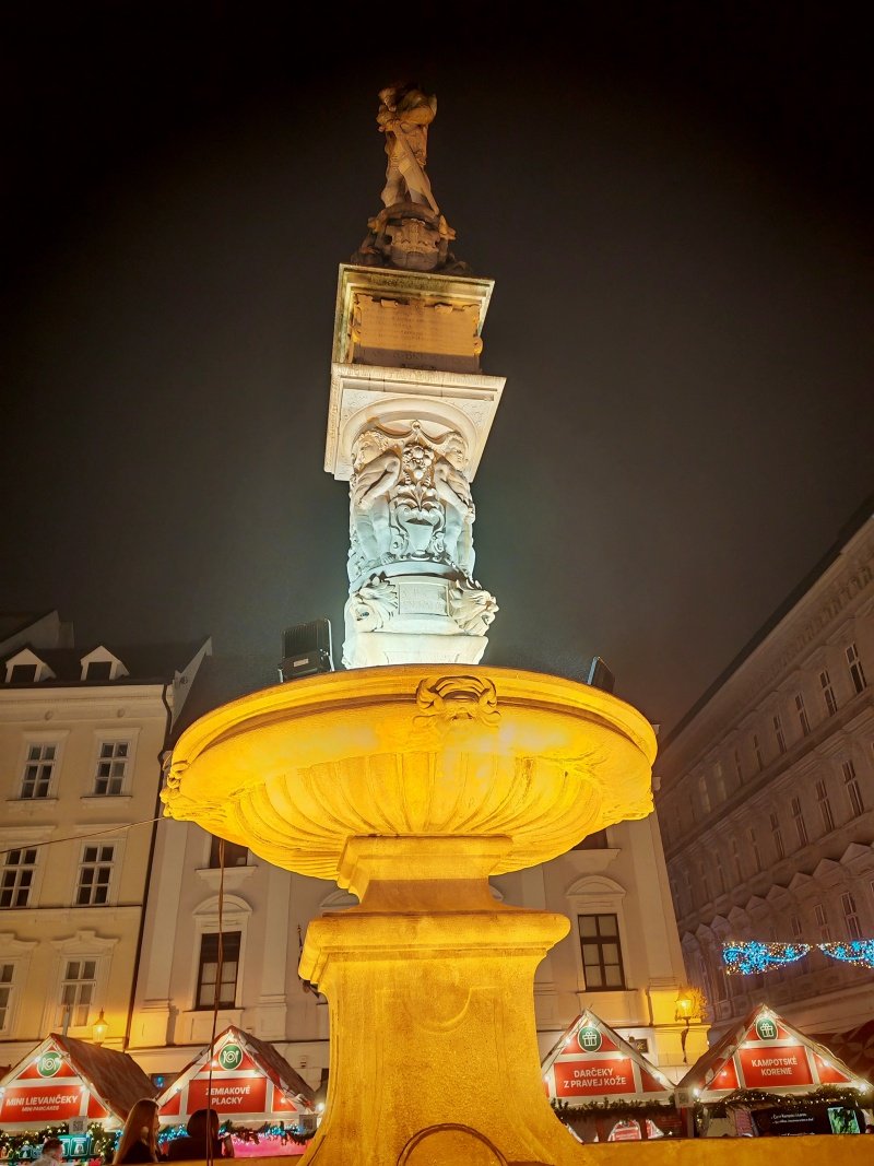 Vianočné trhy, Hlavné námestie, Maximiliánova fontána