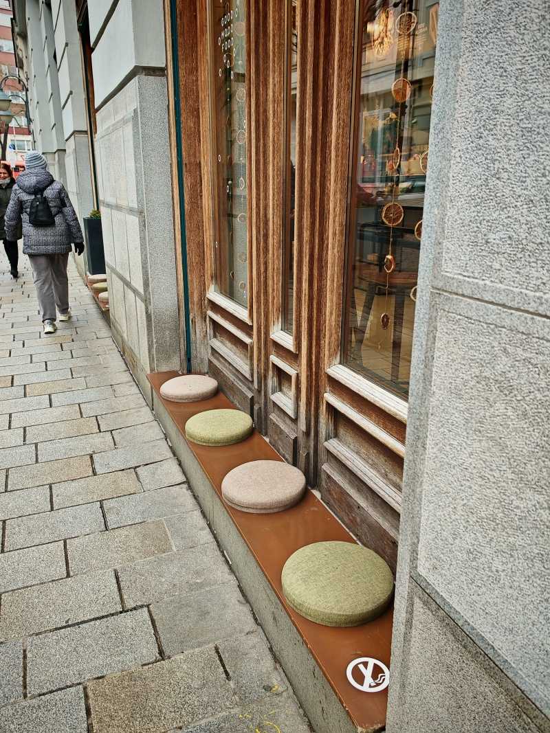 Jééj, sedáky na okne :)