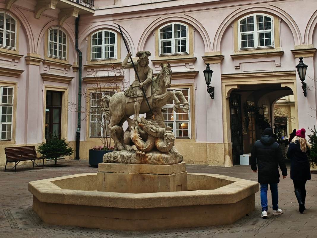 Primaciálny palác, socha sv. Juraja zabíjajúceho draka