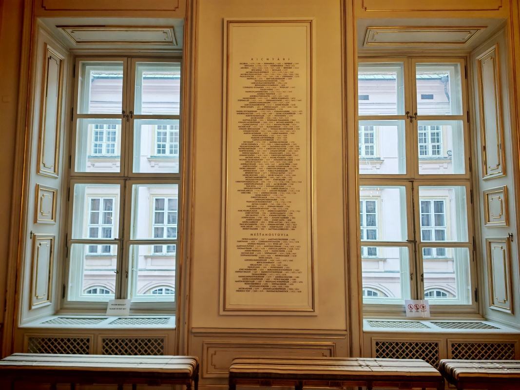 Primaciálny palác, predizba Zrkadlovej sály s menami bratislavských richtárov