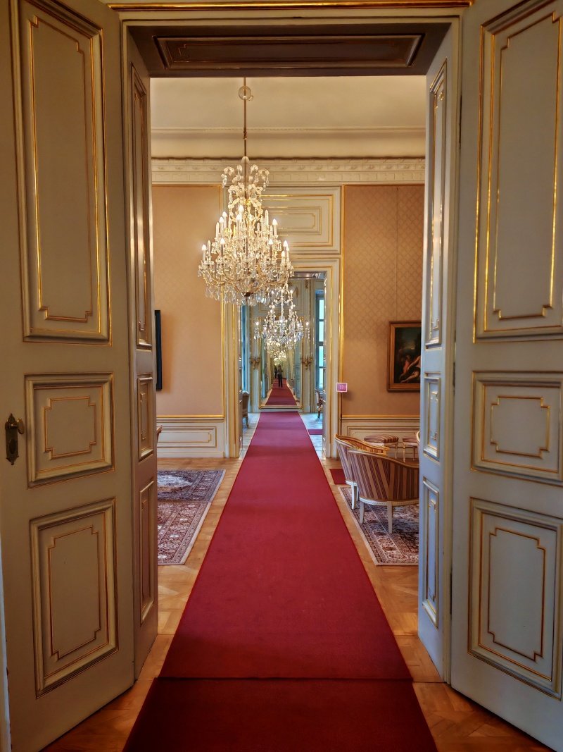 Primaciálny palác, salón, pohľad cez saóny