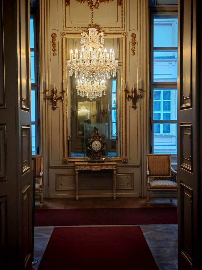 Primaciálny palác, pohľad zo salónu na chodbu