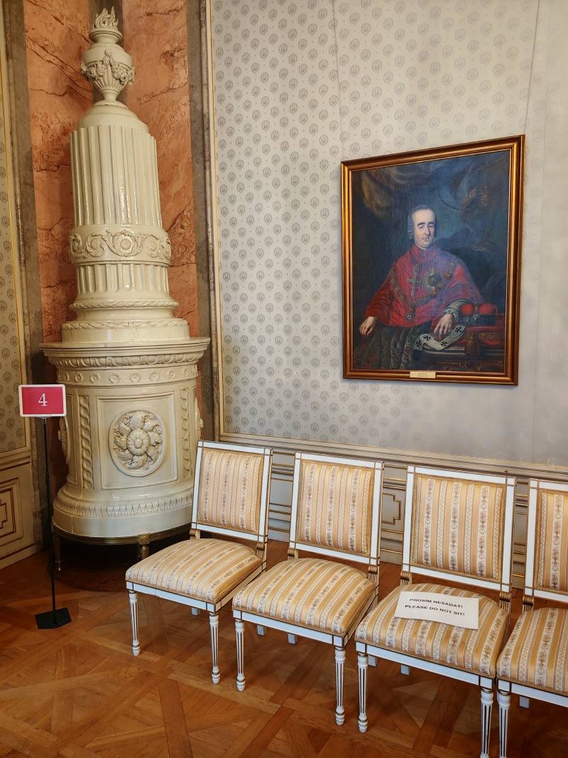 Primaciálny palác, chodba s obrazmi arcibiskupov vedúca k oratóriu kaplnky