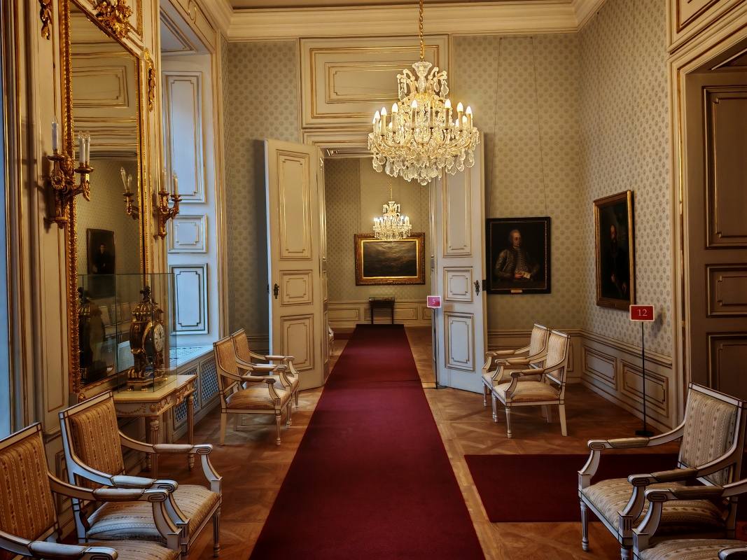 Primaciálny palác, chodba s obrazmi arcibiskupov vedúca k oratóriu kaplnky