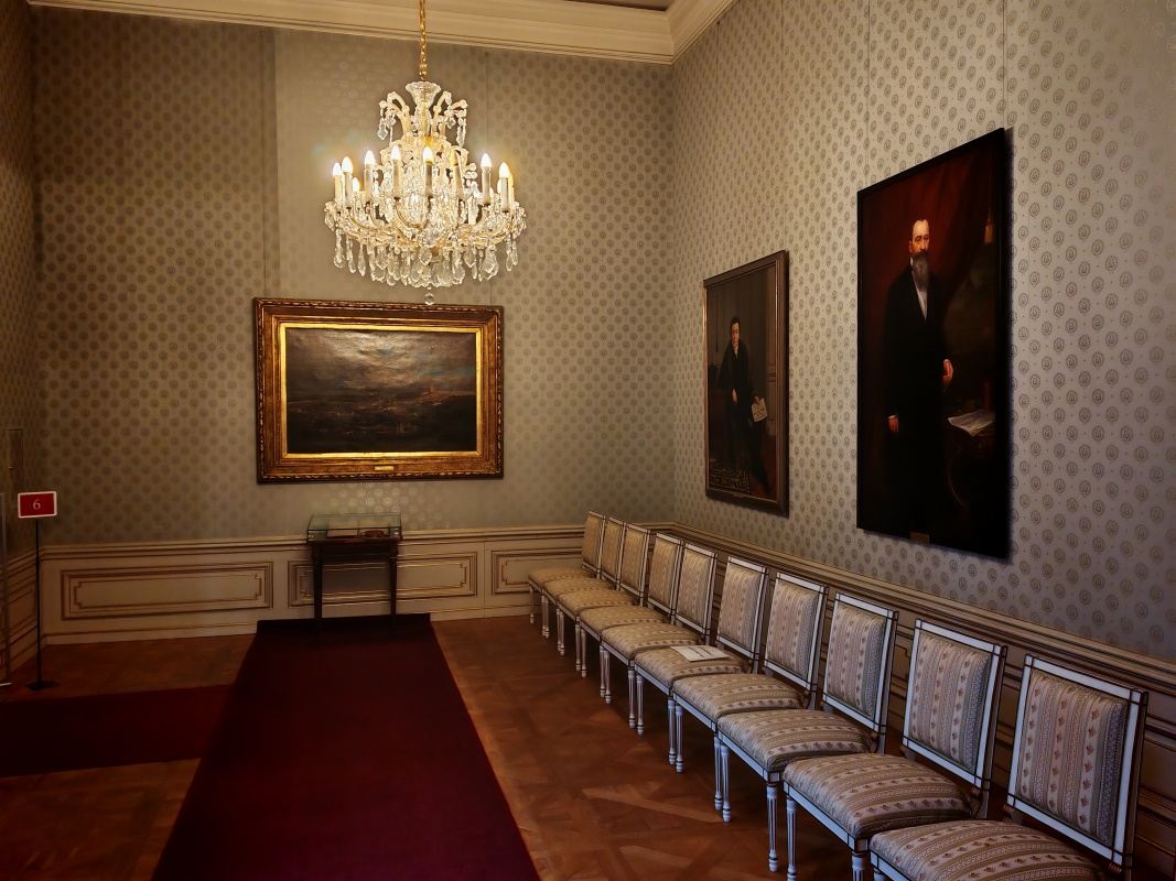 Primaciálny palác, chodba s obrazmi arcibiskupov vedúca k oratóriu kaplnky