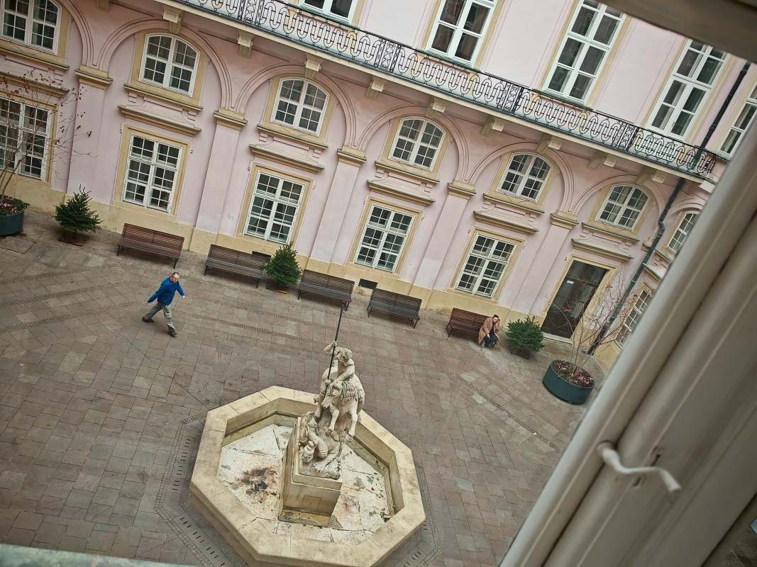 Primaciálny palác, Svätý Juraj na nádvorí