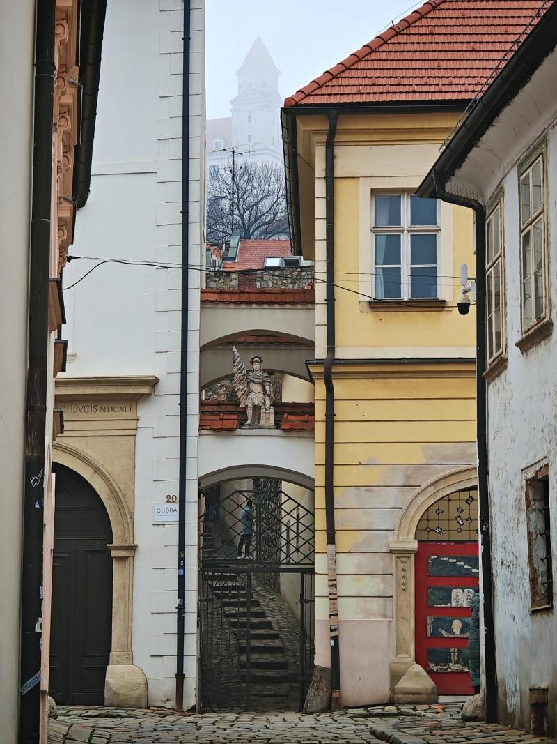 Ulica Prepoštská, vidíme hrad ... ale nejdeme tam ..