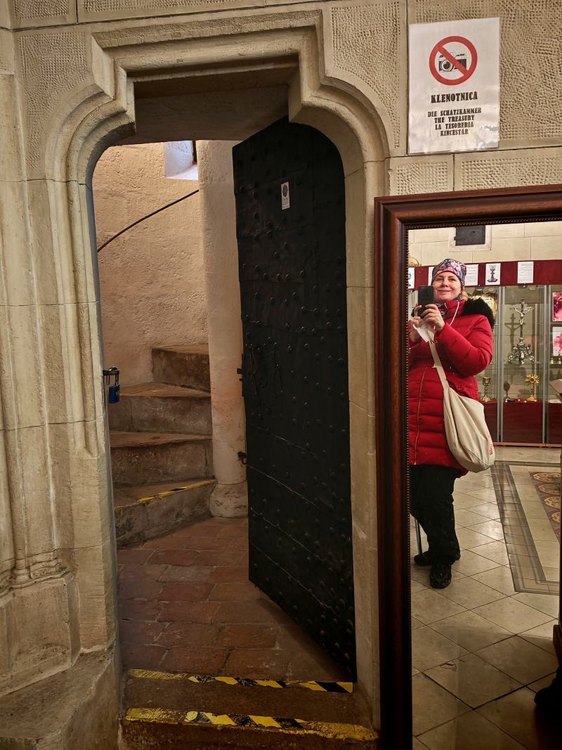 Dóm sv. Martina, schody do pokladmnice, nesmie sa tam fotiť