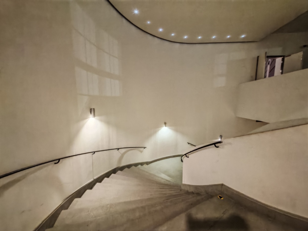 Schádzam vedľajším schodiskom