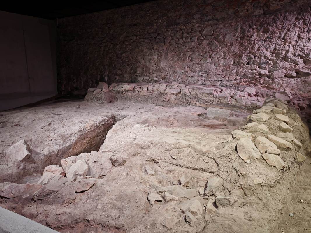 Slovanská chata, základy