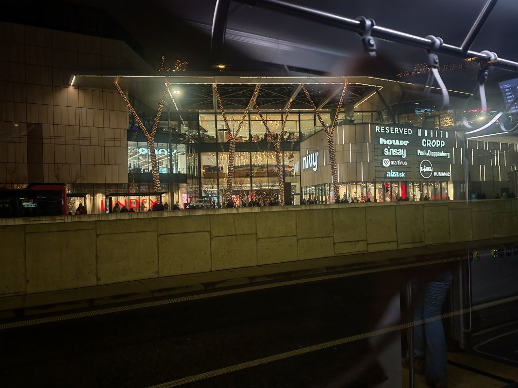 Autobusová stanica Nivy z autobusu