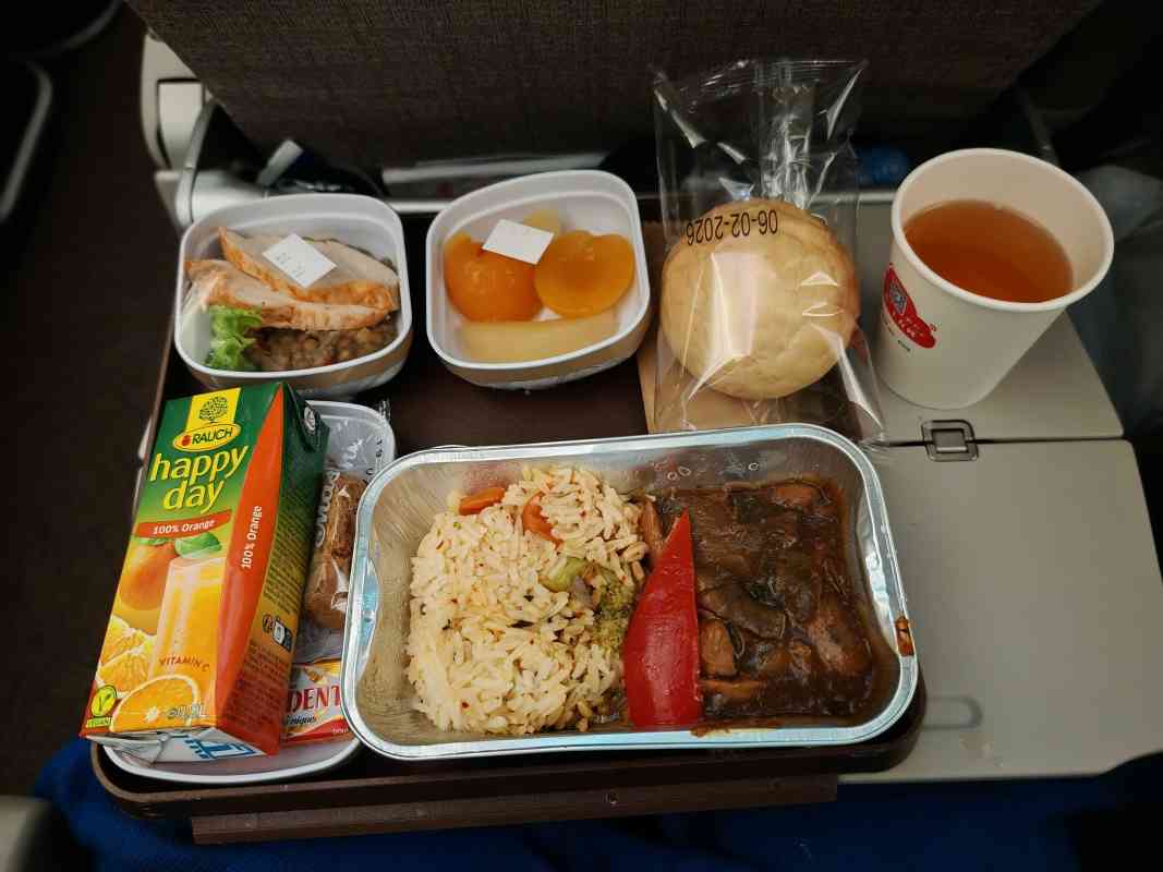 21:10, večera, ale v Šanghaji už 3:10 a raňajkky