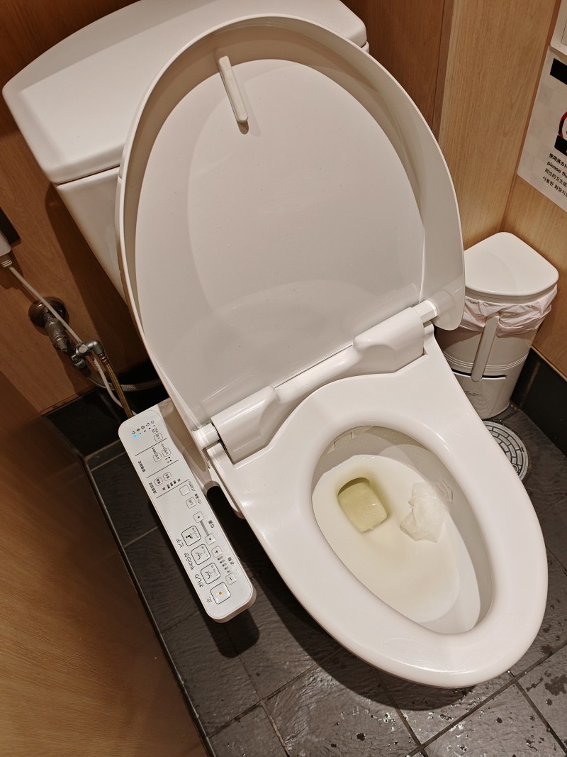 Kura sushi - vyhrievané WC ♥