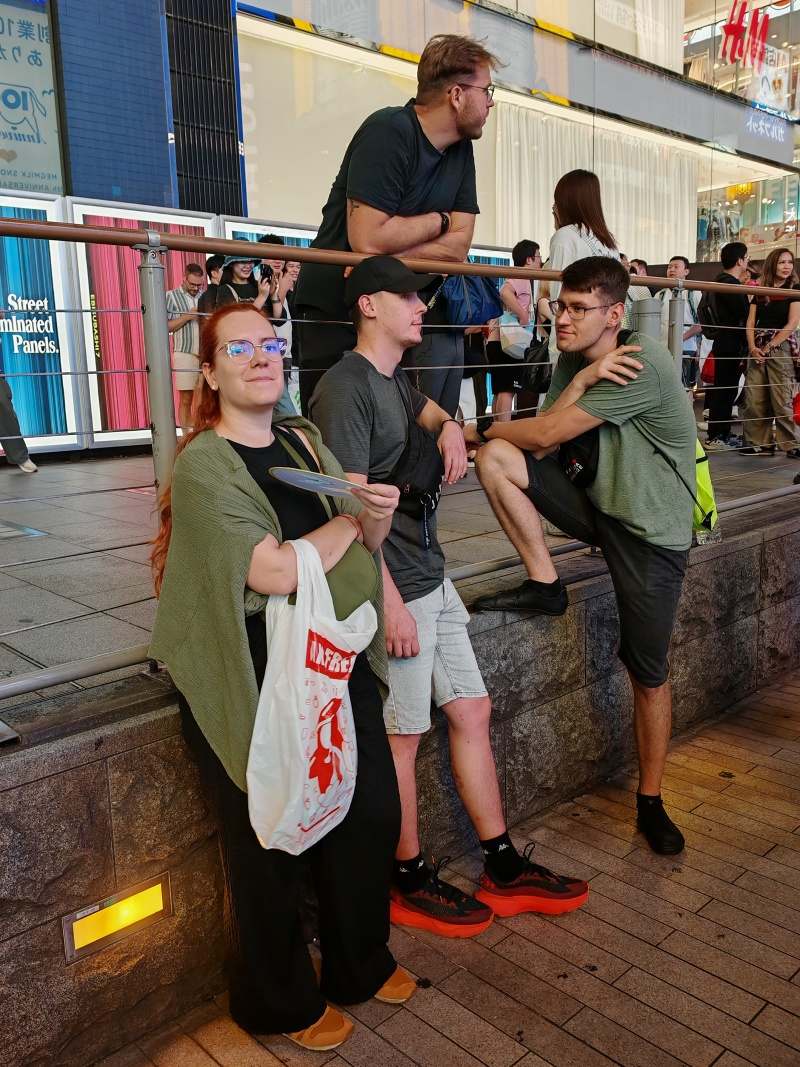 Rasťo s Lukášom dole a Marek hore bránia úchylnému Japoncovi fotiť turistky pod sukňou