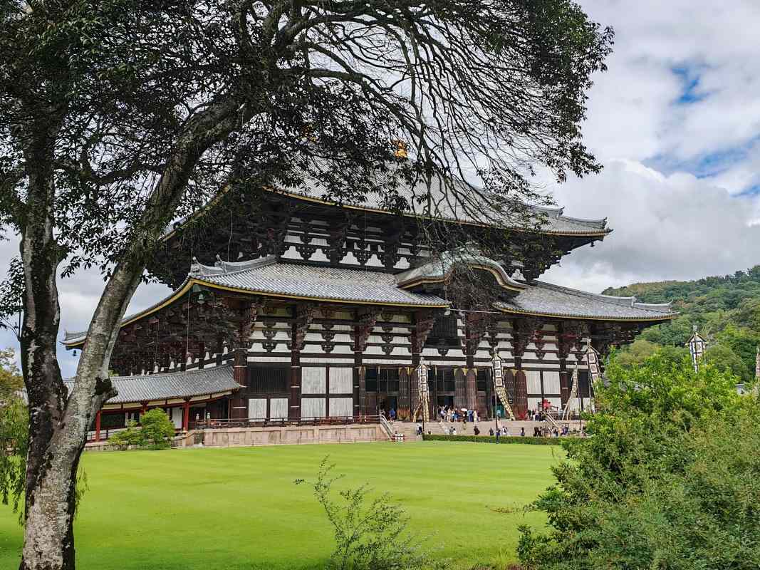 Budhistický chrám Tōdai-ji - Daibutsu-den, Veľká Budhova sála