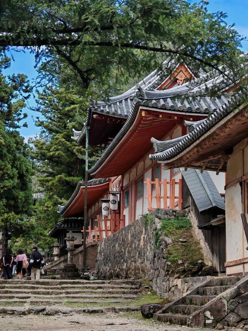 Opúšťame Tamukeyama Hachiman Shrine