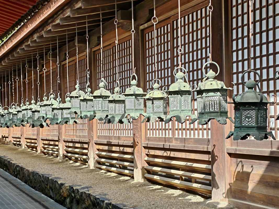 Kasugataisha Shrine - šintoistická svätyňa tisicov lampášov