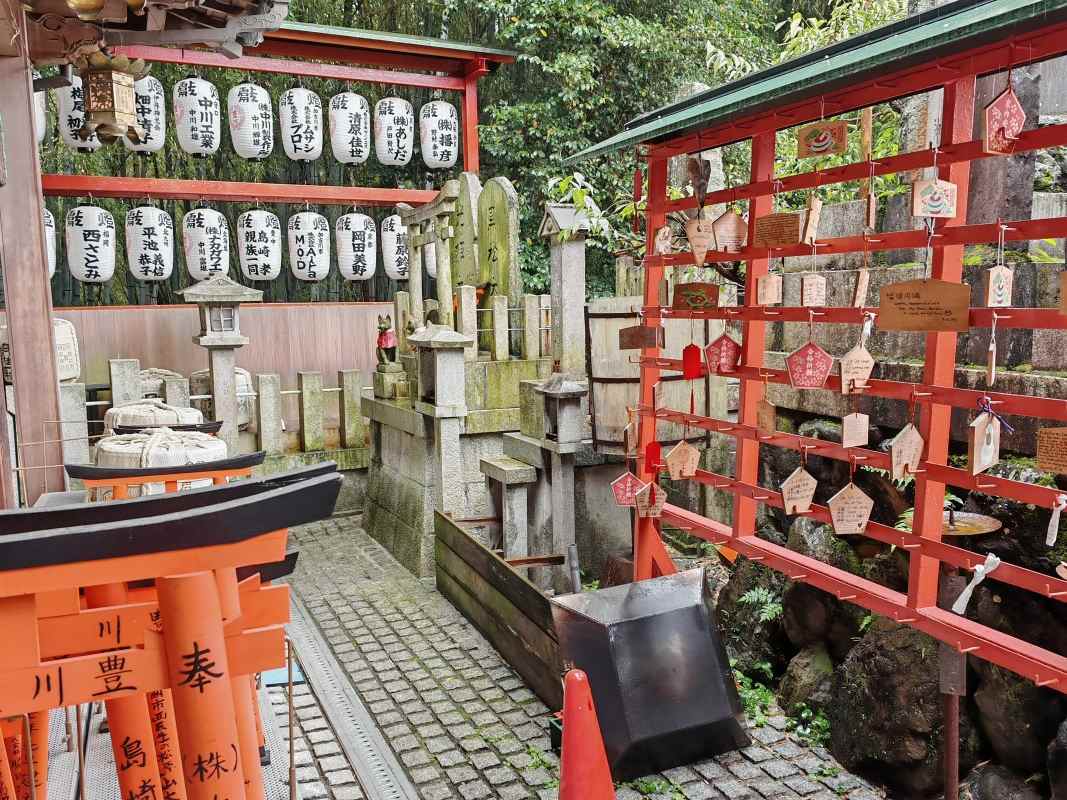Torii brány a oltáre