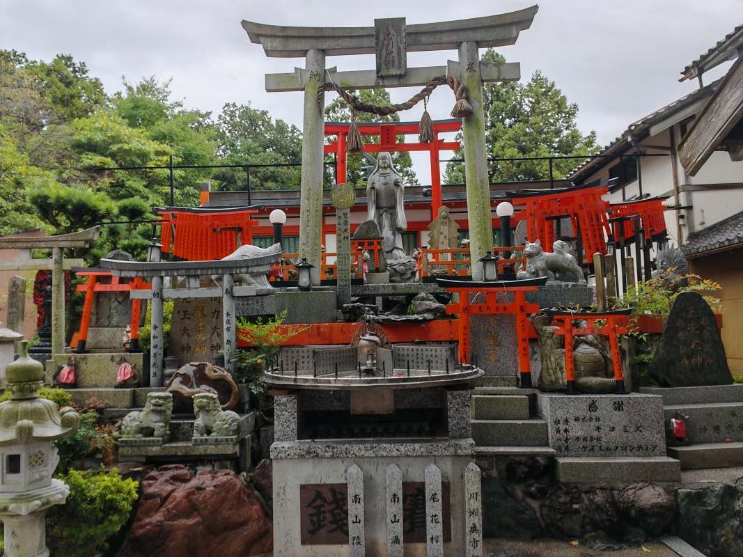 Torii brány a oltáre