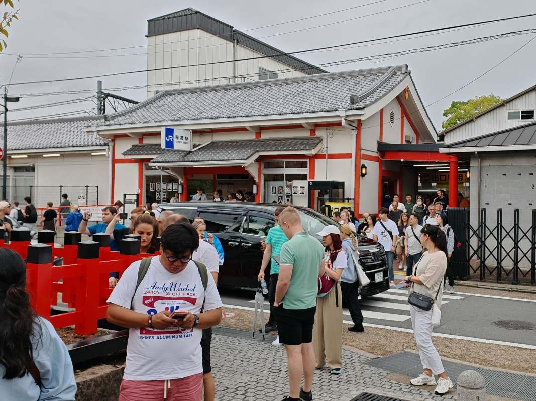 Mini vlaková stanica Inari priamo pred Fushimi Inari-taisha