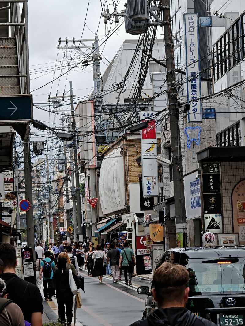 Ideme na Nishiky market - a vo vzduchu taký bordel, že neveríte, že ste v Japonsku