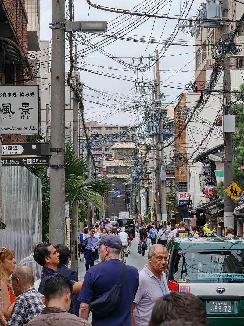 Ideme na Nishiky market - a vo vzduchu taký bordel, že neveríte, že ste v Japonsku