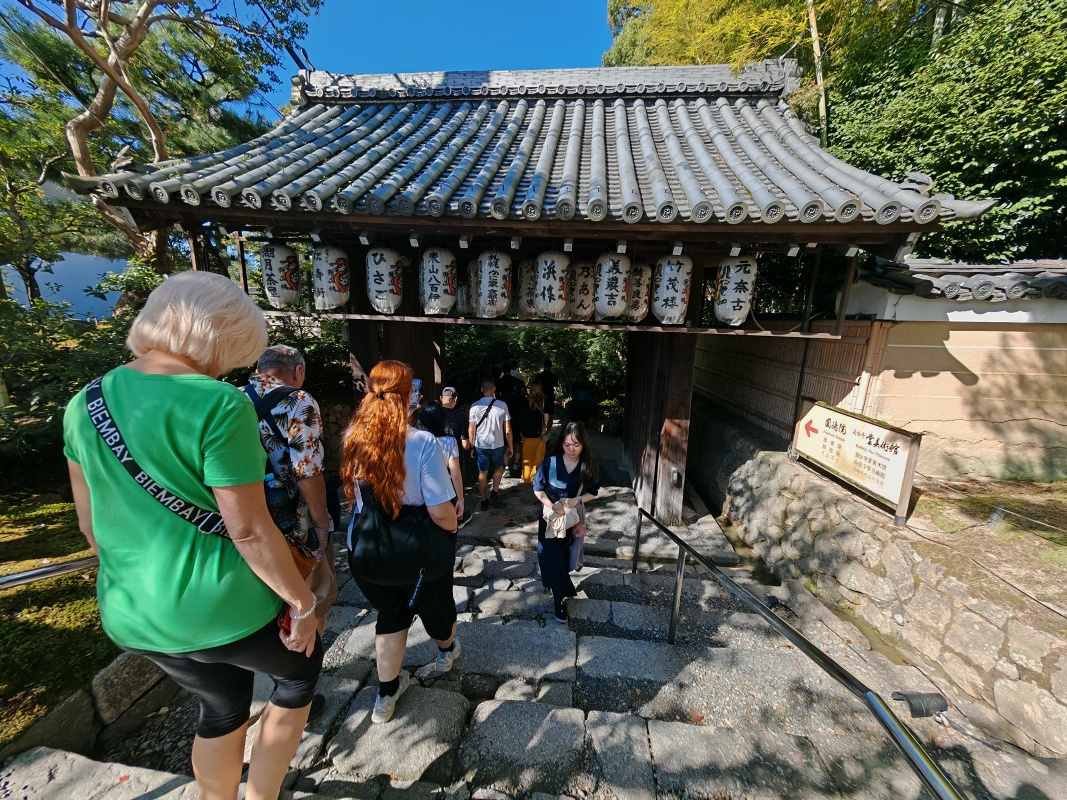 Uličky Kjóta, jedna z brán Kōdai-ji chrámu