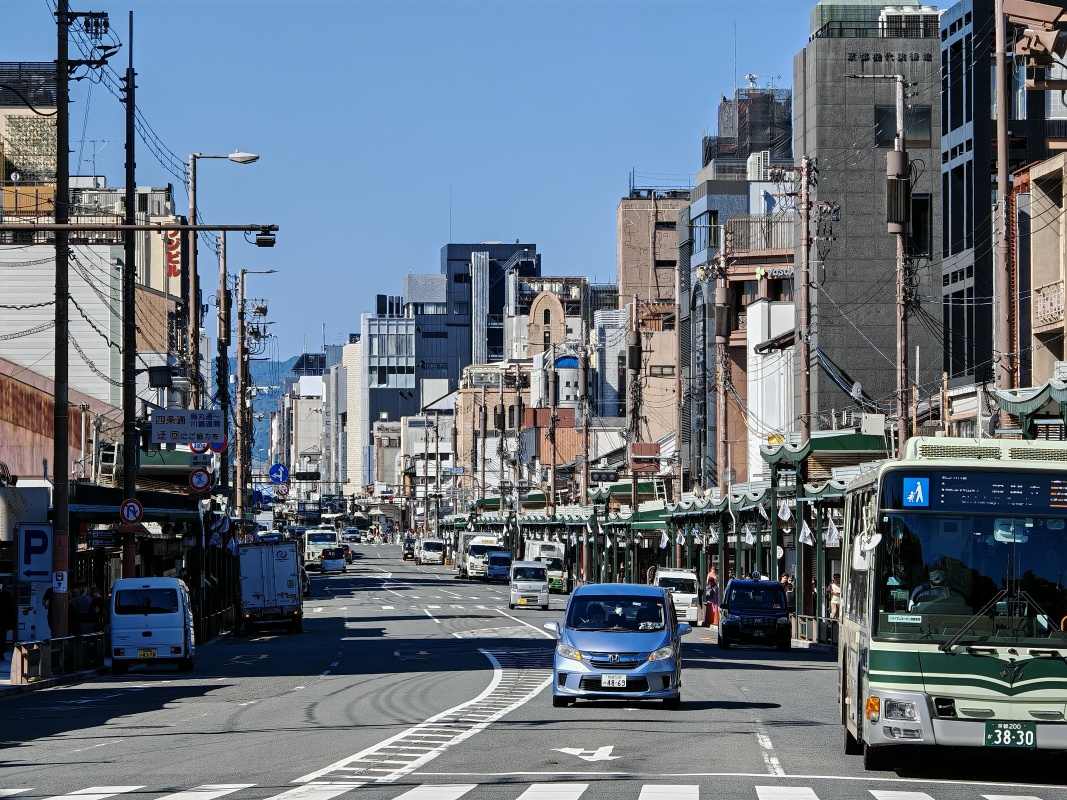 Shijo-dori, hlavná ulica štvrte Gion