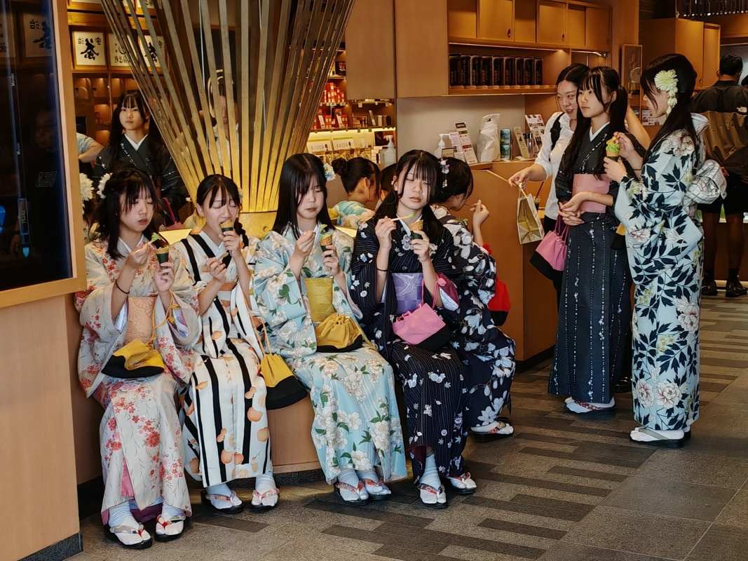 Shijo-dori, hlavná ulica štvrte Gion