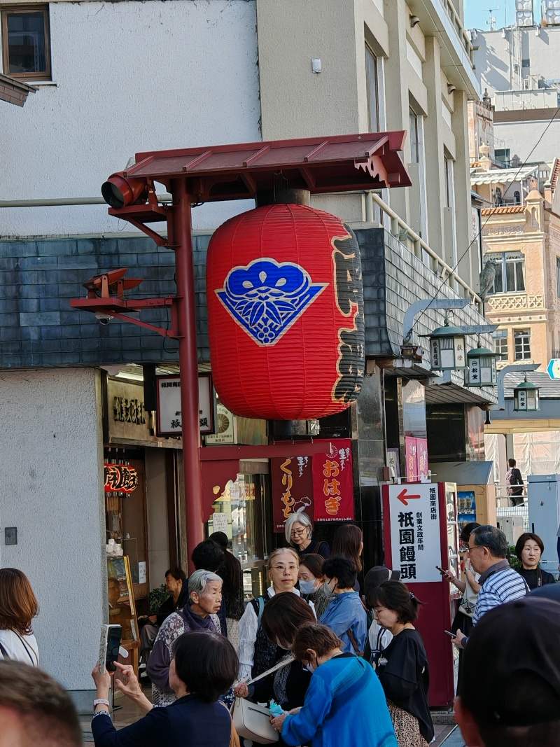10:55, Shijo-dori, hlavná ulica štvrte Gion - nastupujeme na autobus