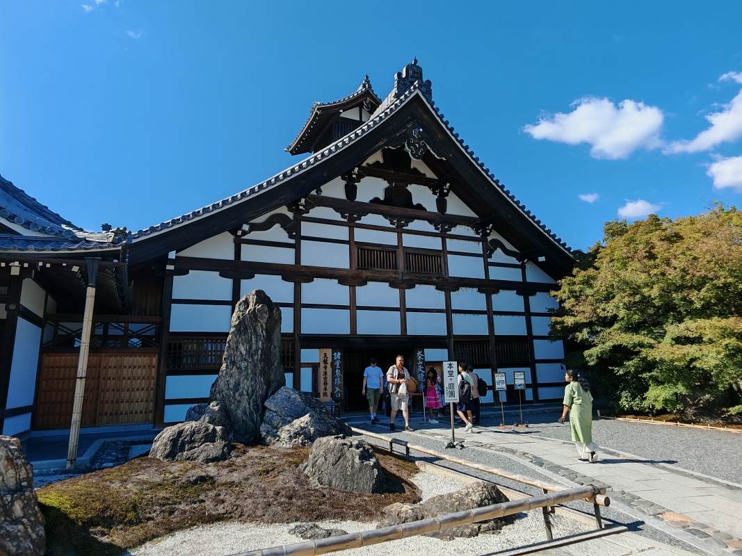 Tenryuji - vstup do chrámu je inde, ako do záhrady