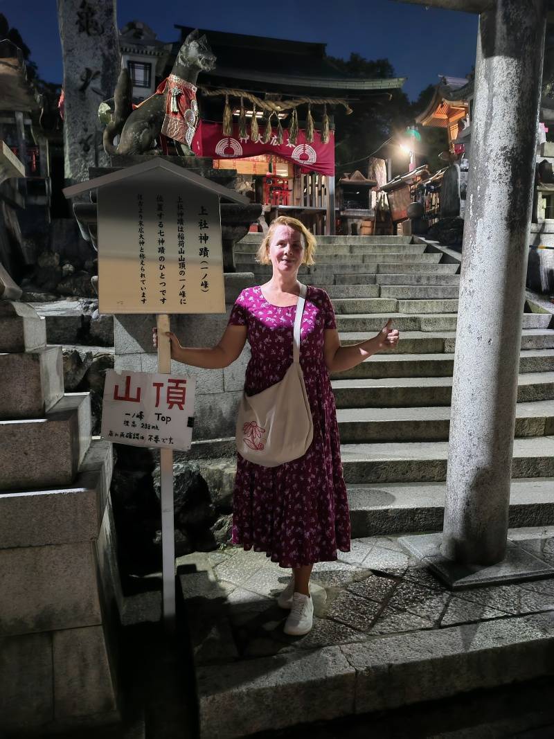 17:56, sme na vrchole chodníka okolo Fushimi Inari-Taisha