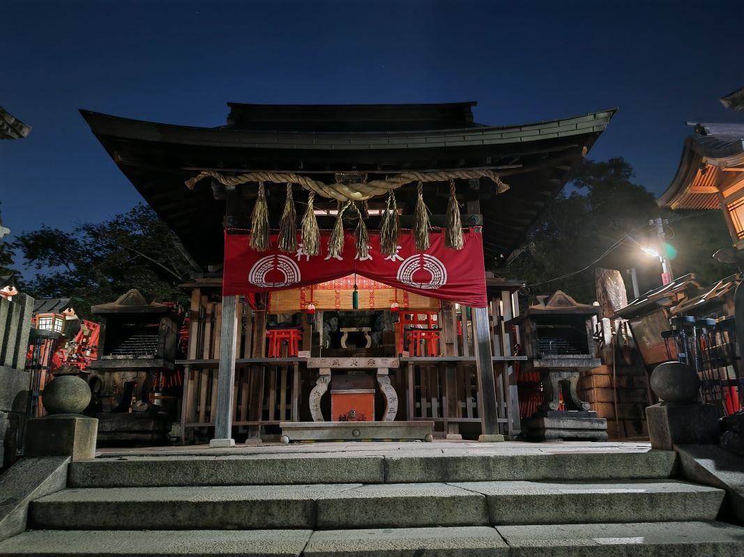 17:56, sme na vrchole chodníka okolo Fushimi Inari-Taisha