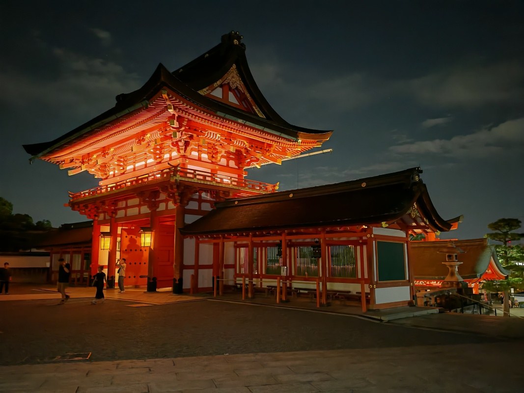 Fushimi Inari-Taisha - to sa inak fotí, ako s davmi turistov cez deň