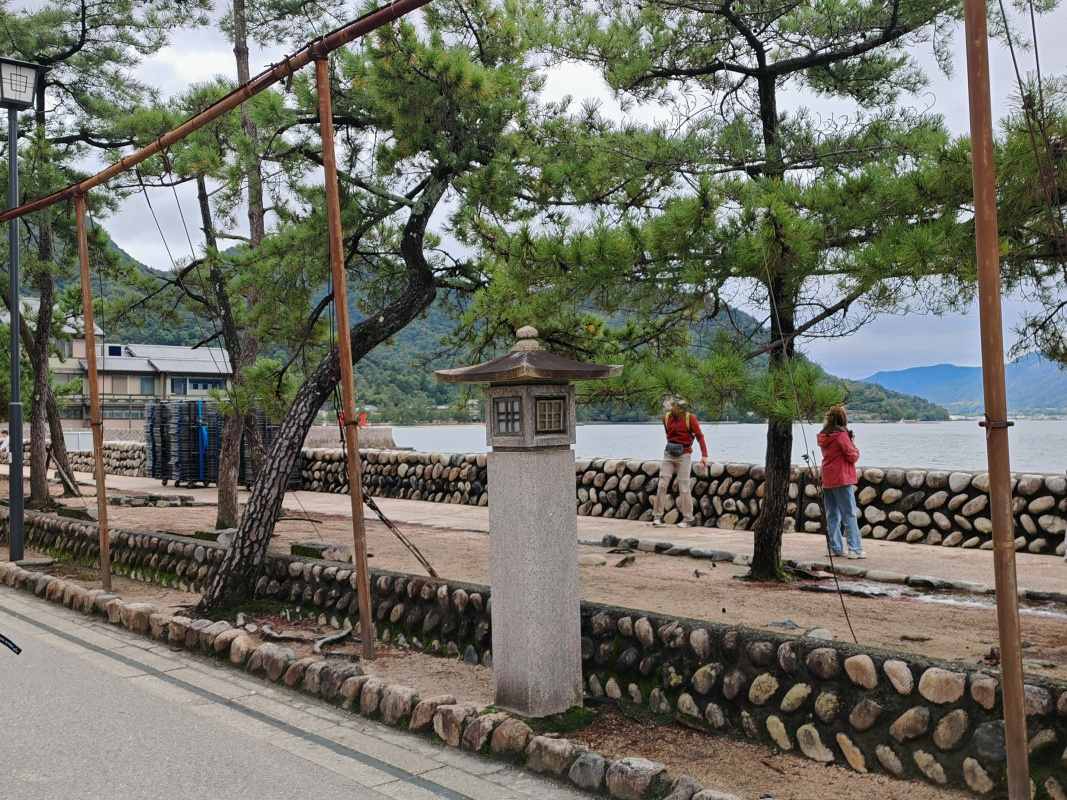 Po pobreží k Icukušima torii