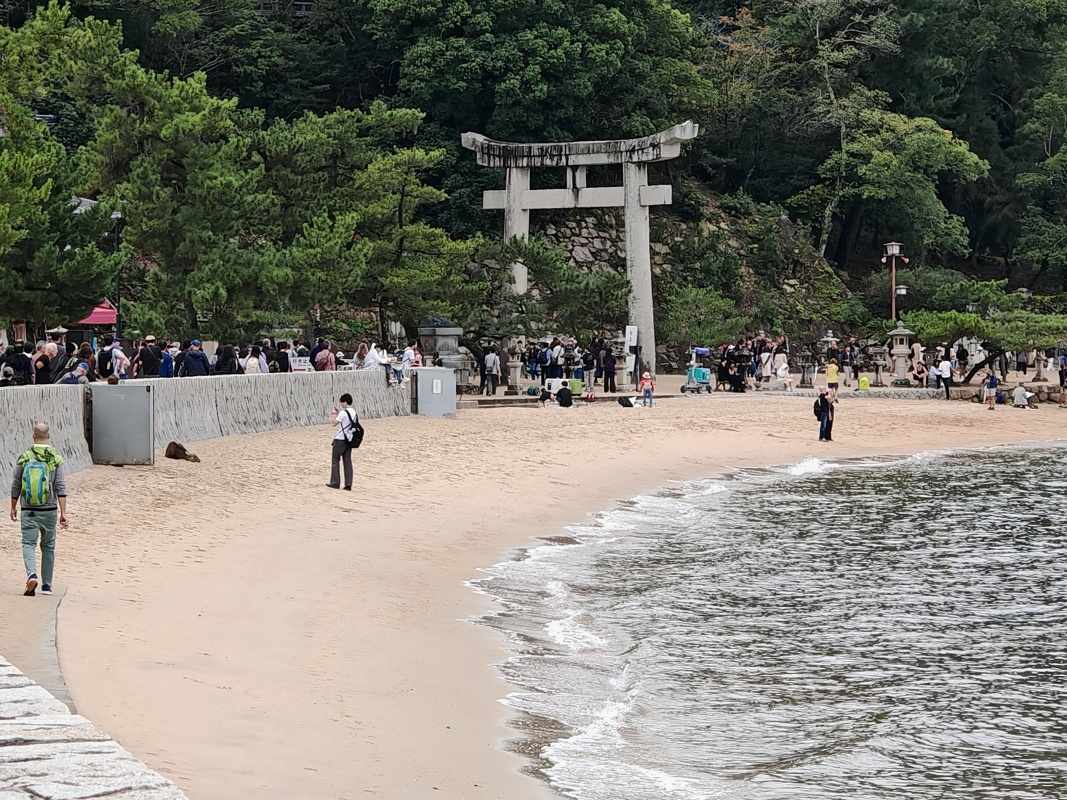 Po pobreží k Icukušima torii