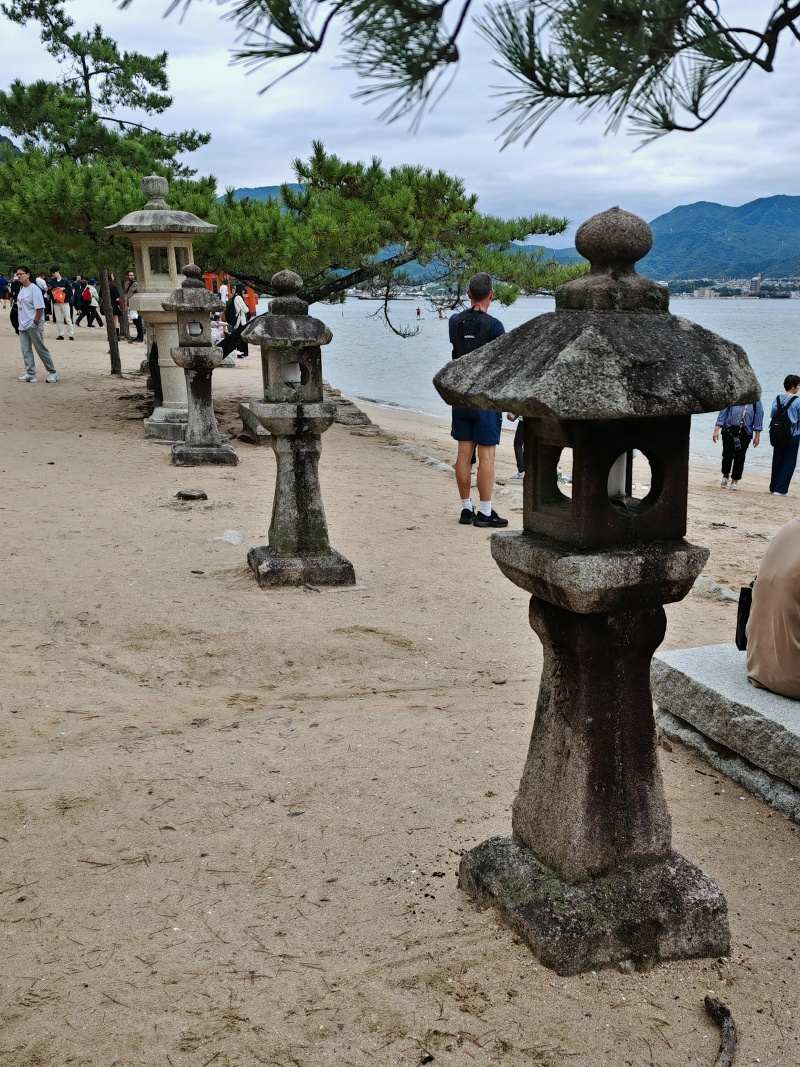 Po pobreží k Icukušima torii