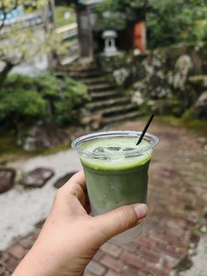 Budhistický chrám Daishoin - ochutnávam matcha latté, ale nechutí mi, málo sladké :)