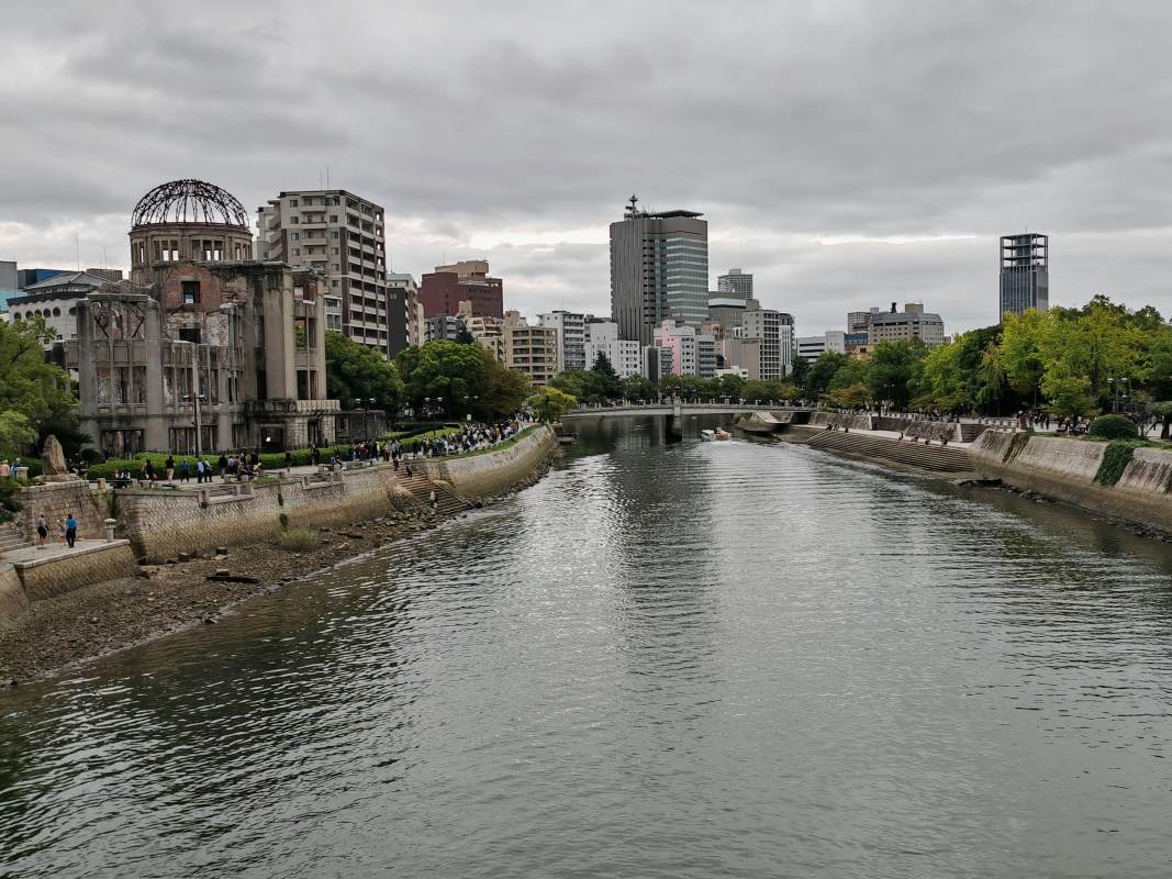 Park z mosta ponad Motoyamasu rieku