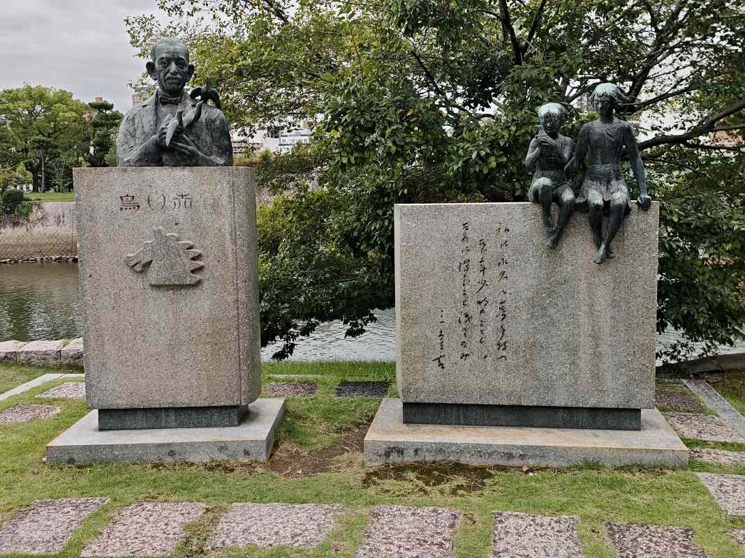 Pamätníky okolo Atómového domu