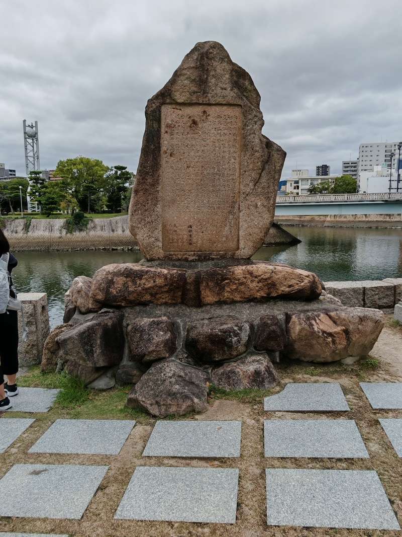 Pamätníky okolo Atómového domu