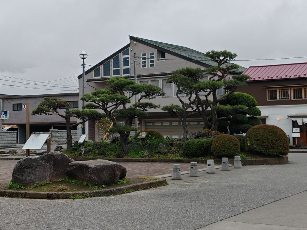 Shimoyoshida Station, mestečko Fujiyoshida