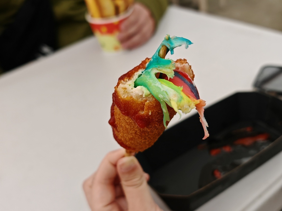 Majka má corndog - nejak divne sfarbený :D